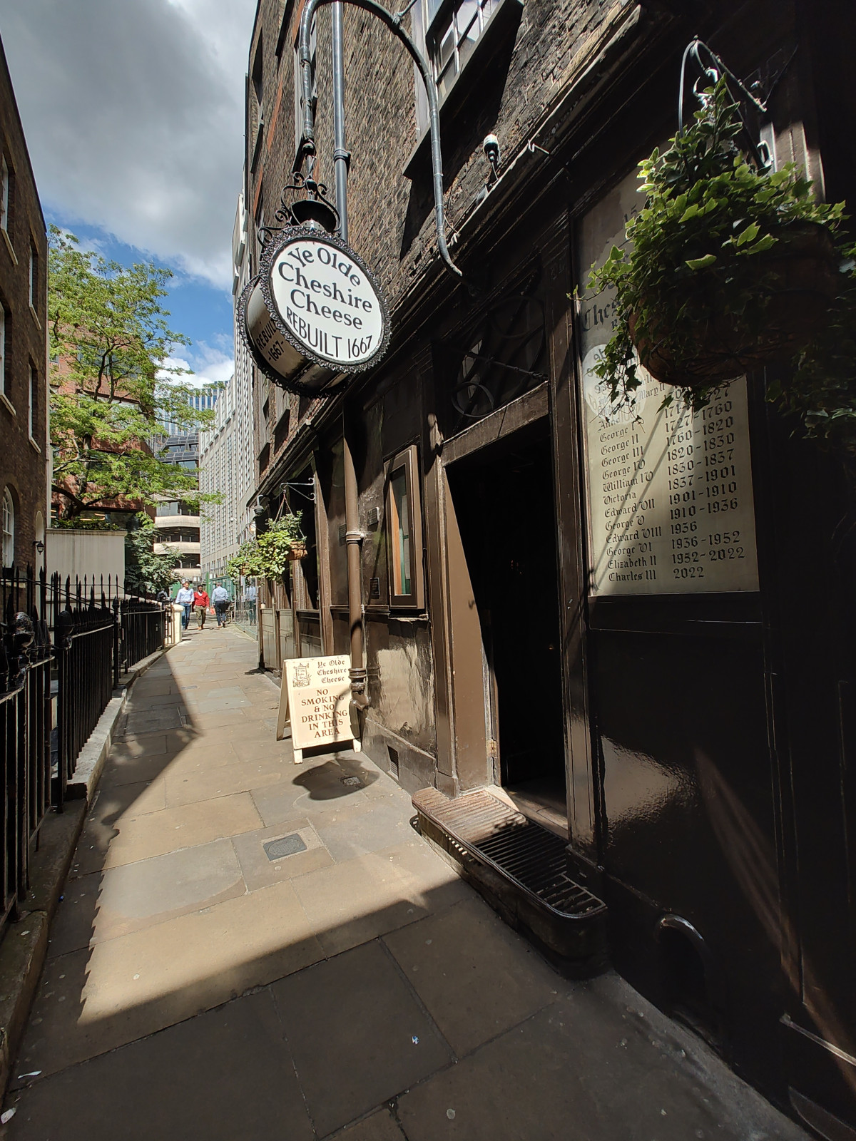 Ye Olde Cheshire Cheese pub