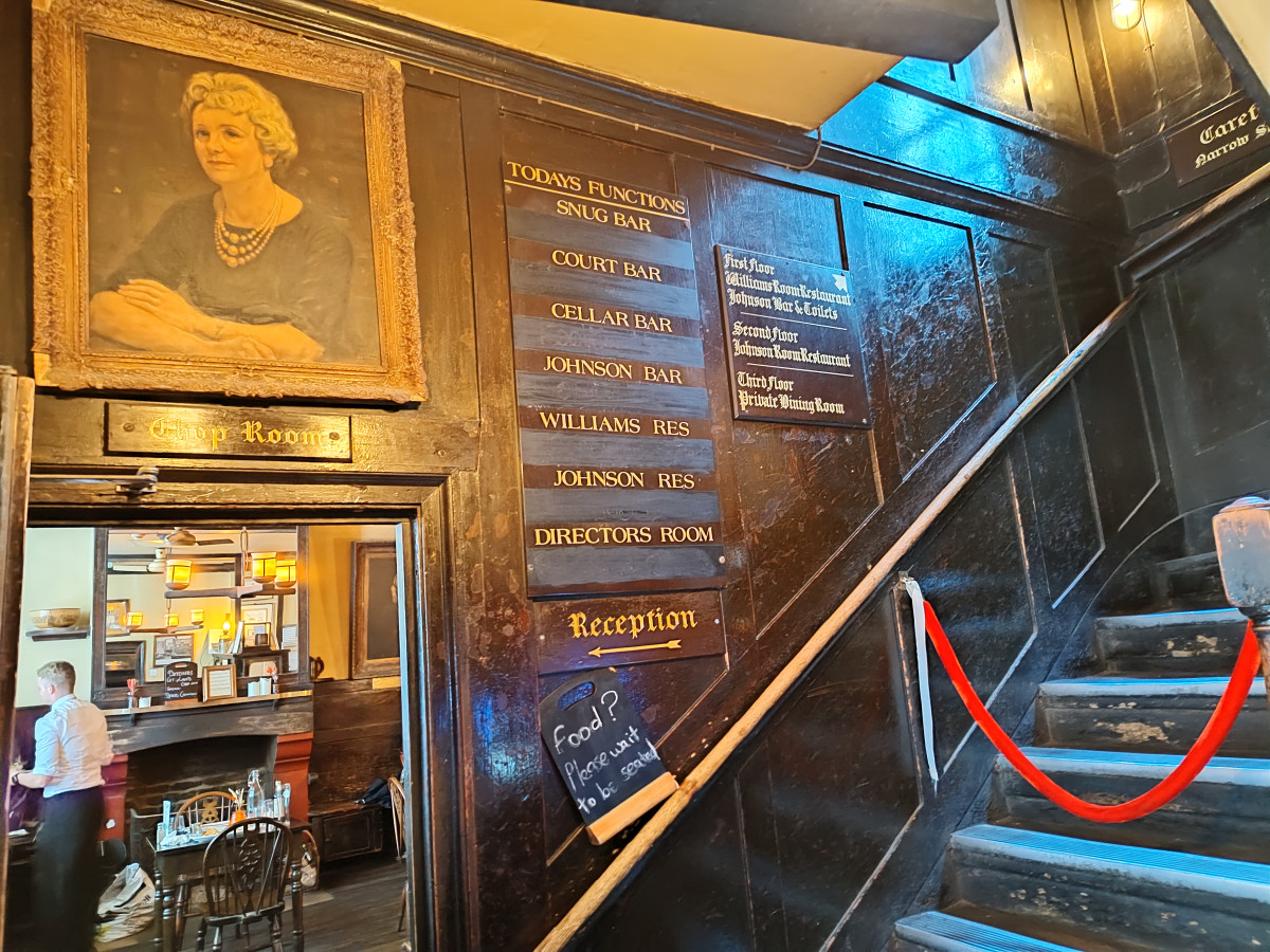 Ye Olde Cheshire Cheese pub